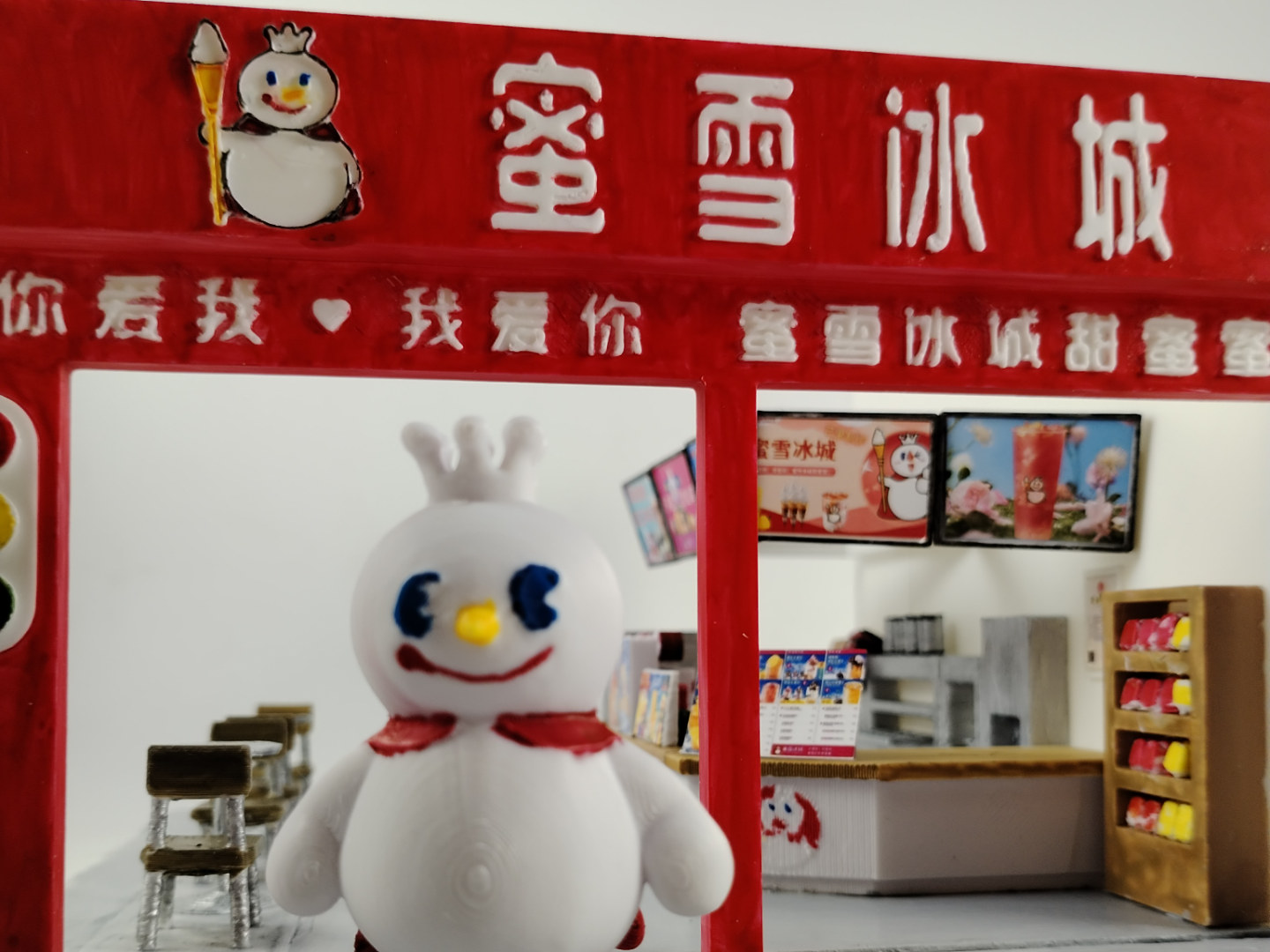 蜜雪冰城奶茶店雪王模型
