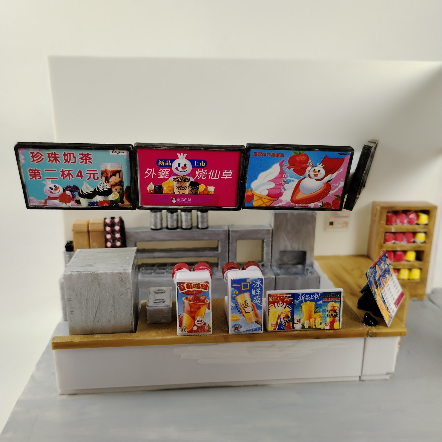 蜜雪冰城奶茶店雪王模型