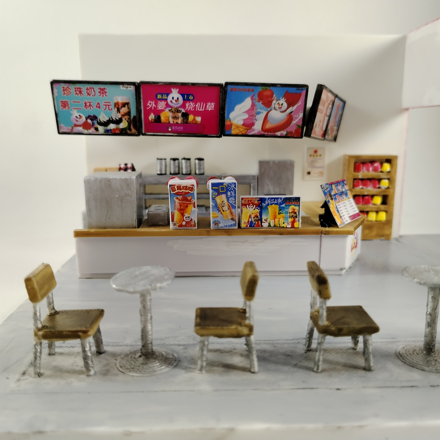 蜜雪冰城奶茶店雪王模型