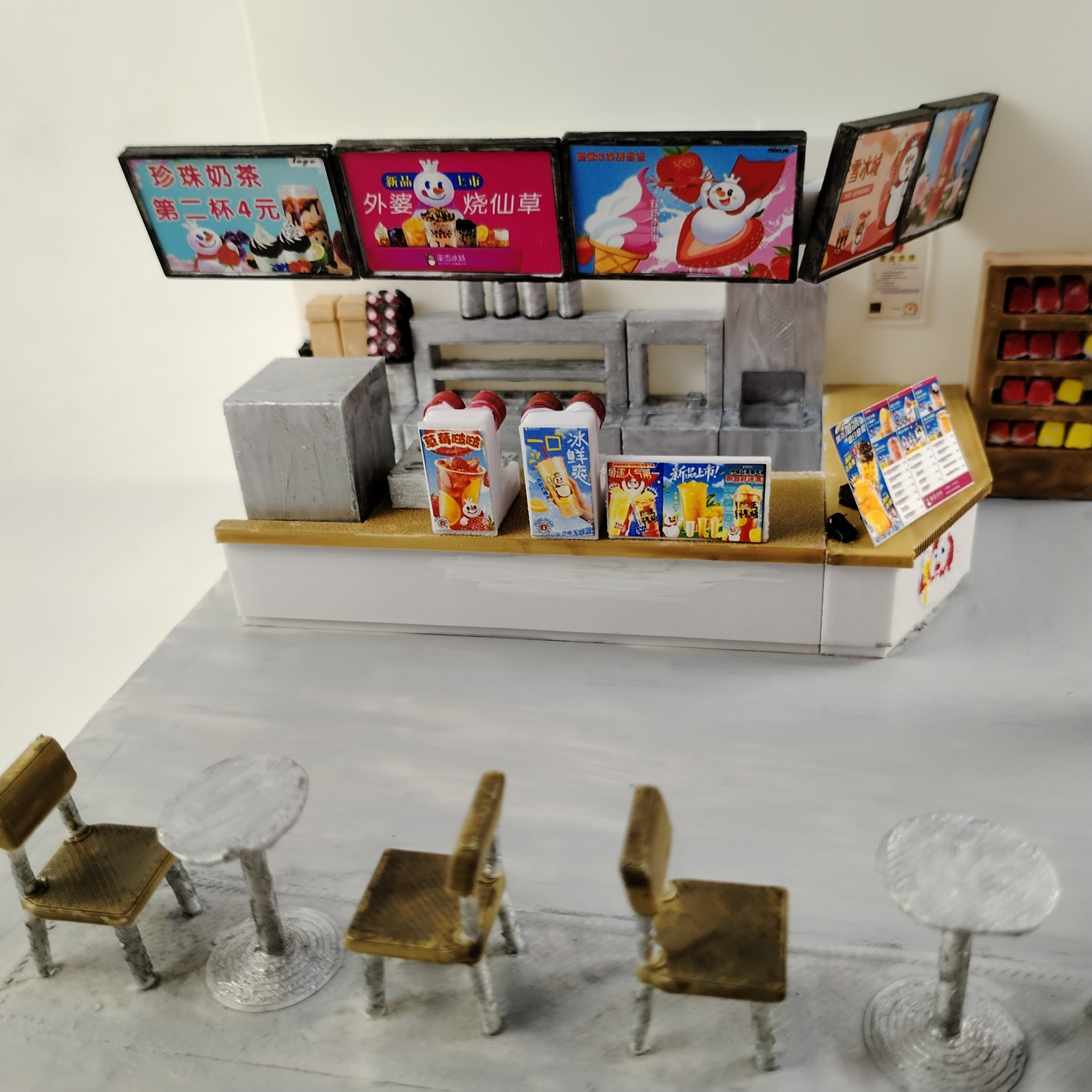 蜜雪冰城奶茶店雪王模型